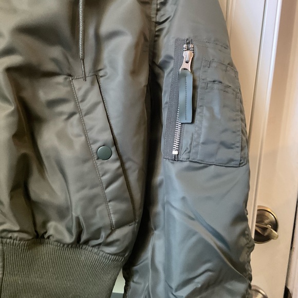 New Urban Outfitters Y2K Puffer Jacket - Picture 9 of 12